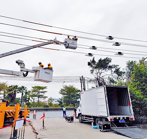 雙回路線路用六臺(tái)機(jī)同時(shí)作業(yè)，安全高效完成任務(wù)