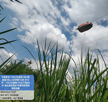 廣東河源：這機(jī)器人厲害吧，帶電給高壓電線(xiàn)涂覆絕緣材料